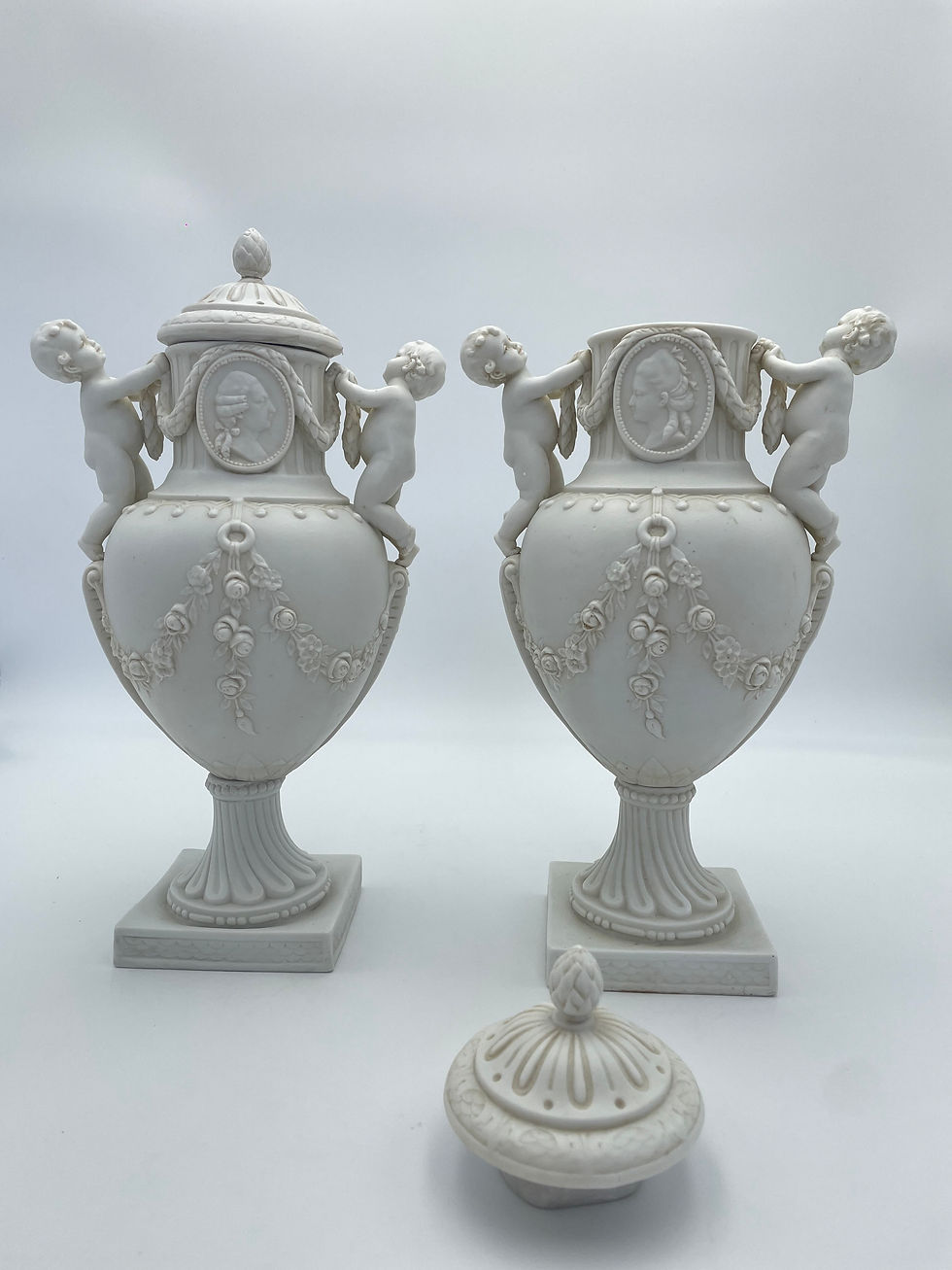 Miniature : Paire de vases en biscuit Fin du XIXe siècle
