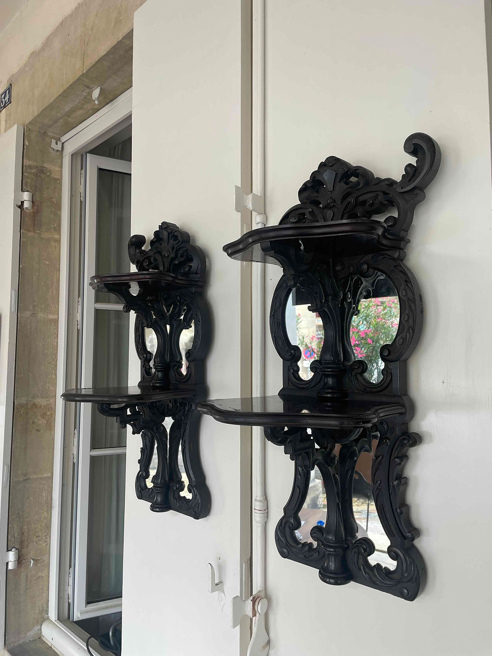 Miniature : Paire d'étagères murales en  bois noirci et à fond de glace Époque début XXe