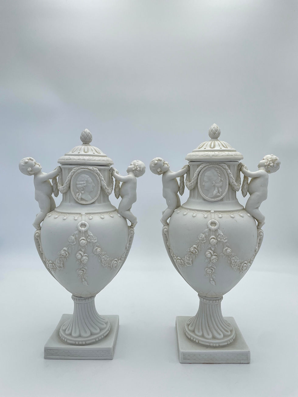Miniature : Paire de vases en biscuit Fin du XIXe siècle