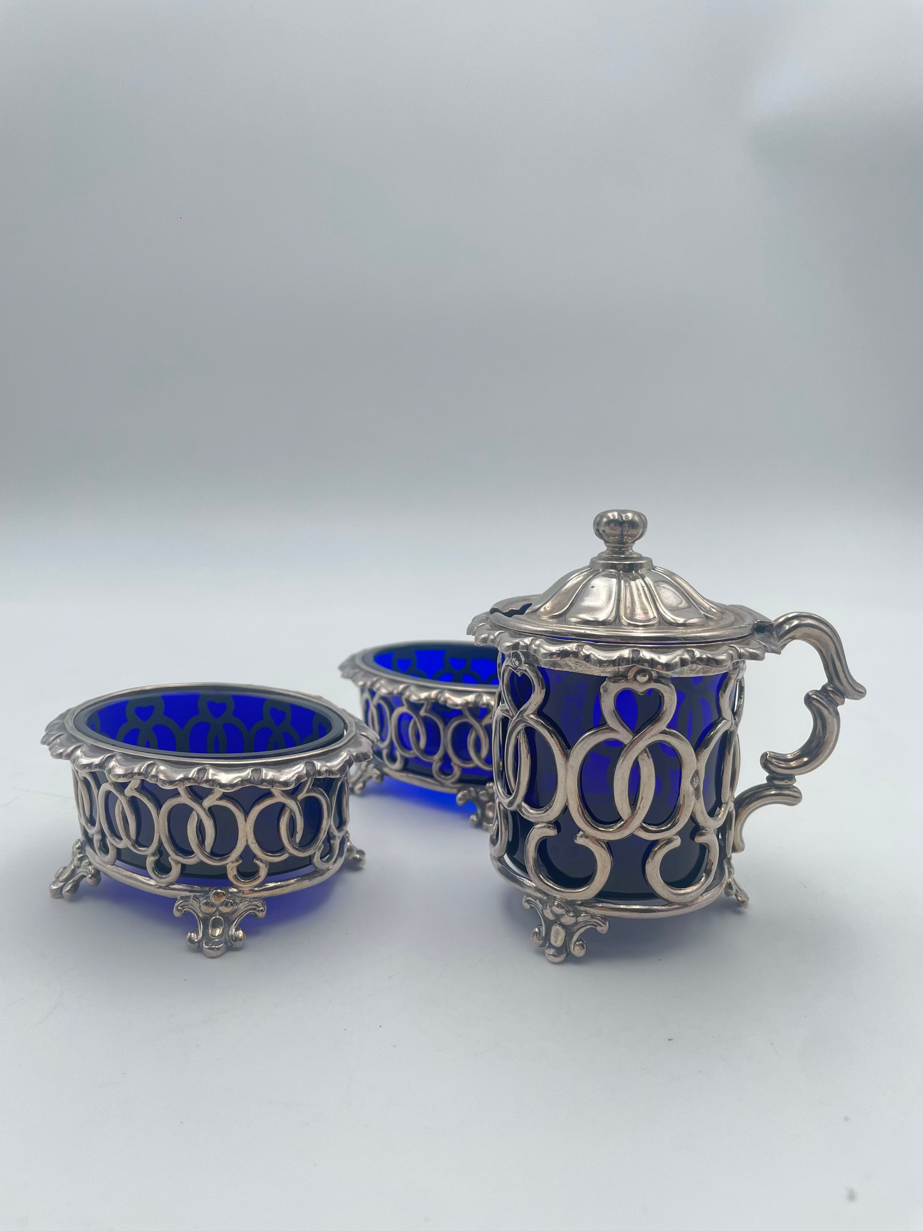 Paire de salerons et  un moutardier en argent