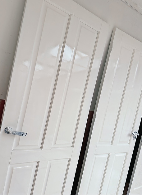 Dit zijn de geschilderde deuren van een grote verbouwing klus van een villa in Amstelveen. 