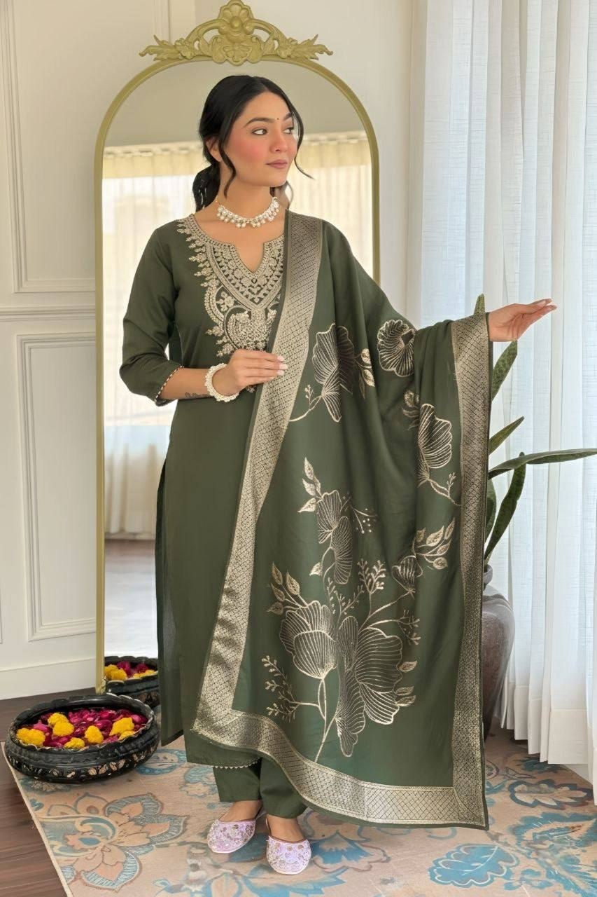 Thumbnail: Women's Cotton Blend Kurta Pant Set with Jacquard Printed Dupatta