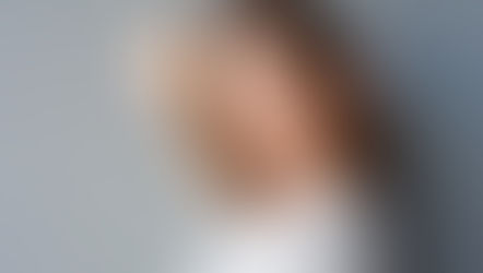 Frau ab 40 blickt nachdenklich zur Seite – innere Unruhe und Selbstreflexion