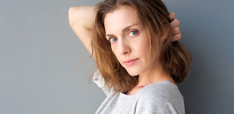 Portrait einer Frau, die unsicher Wirkt, aber trotzdem eine schöne persönlichkeit ausstrahlt.