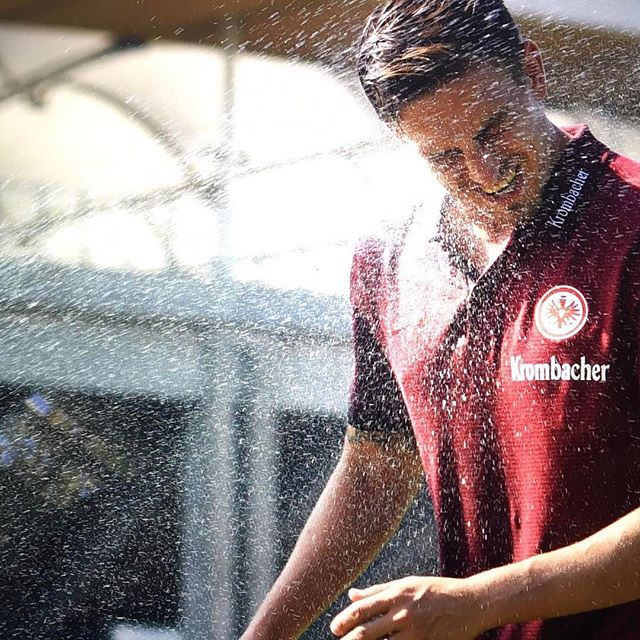 Danke sehr, für diesen kleinen Spaß beim Shooting 😘✌️_bastianoczipka _eintrachtfrankfurt #sommerpause #sge #bundesliga #erfrischunggefällig_