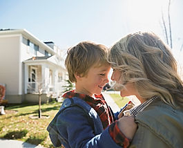 Barn och förälder i ett stilla ögonblick – trygghet vid ångest
