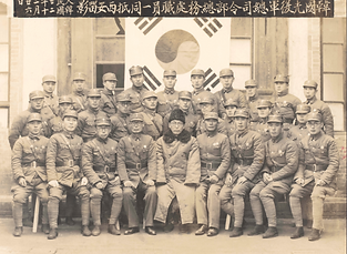 한국광복군_총사령부_총무처_직원_일동_앞줄_정가운데(국사편찬위.png