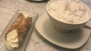 Table du caffe sicilia et leurs deux spécialités de canolo et de granite à l'amande