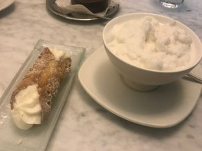 Table du caffe sicilia et leurs deux spécialités de canolo et de granite à l'amande