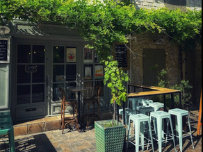 devanture du bar à vin dans une ruelle aigues mortes