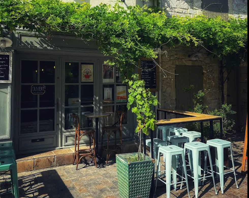 devanture du bar à vin dans une ruelle aigues mortes