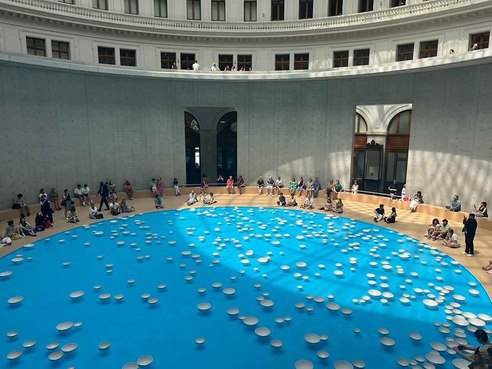 vue de l'installation en cours dans la couple de la bourse du commerce de paris.