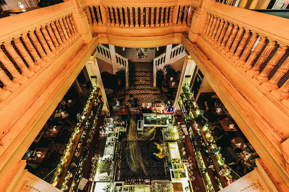vue plongeante dans le bar a cocktail alquimico donnant l'impression d'une cathédrale.
