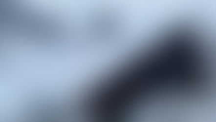 la devanture de l'hotel sous la neige fraiche à la tombée de la nuit