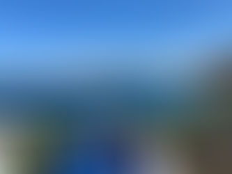 partie de la terrasse avec vue sur la baie et la Mediterranée. un banc bleu simple en 1er plan