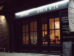 devanture de la creperie, lumières intérieures en contraste la nuit