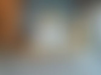 vue de l'intérieur d'un suite avec balcon de l'hotel, un lit lare en cadre en bois et un design soigné