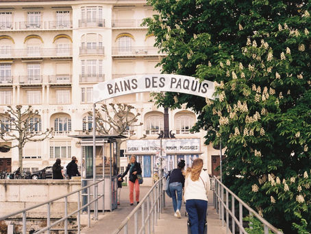 entrée du ponton du bain des paquis à la sortie de la buvette