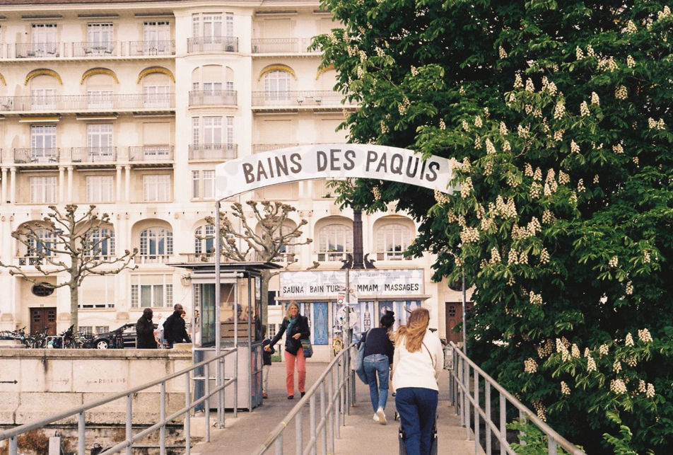 entrée du ponton du bain des paquis à la sortie de la buvette