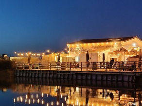 photo de nuit du restaurant illuminé sur les marais et parcs à huitres