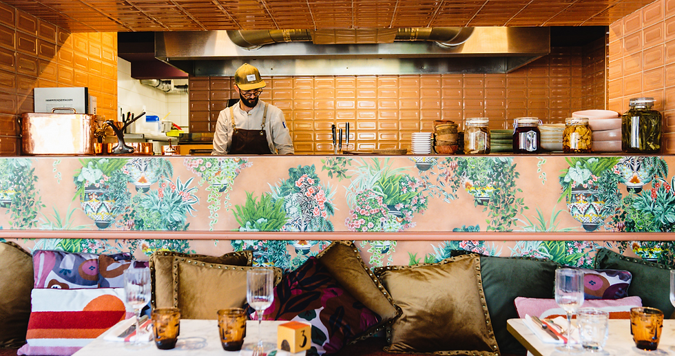 cuisine ouverte du restaurant la cage aux fleurs