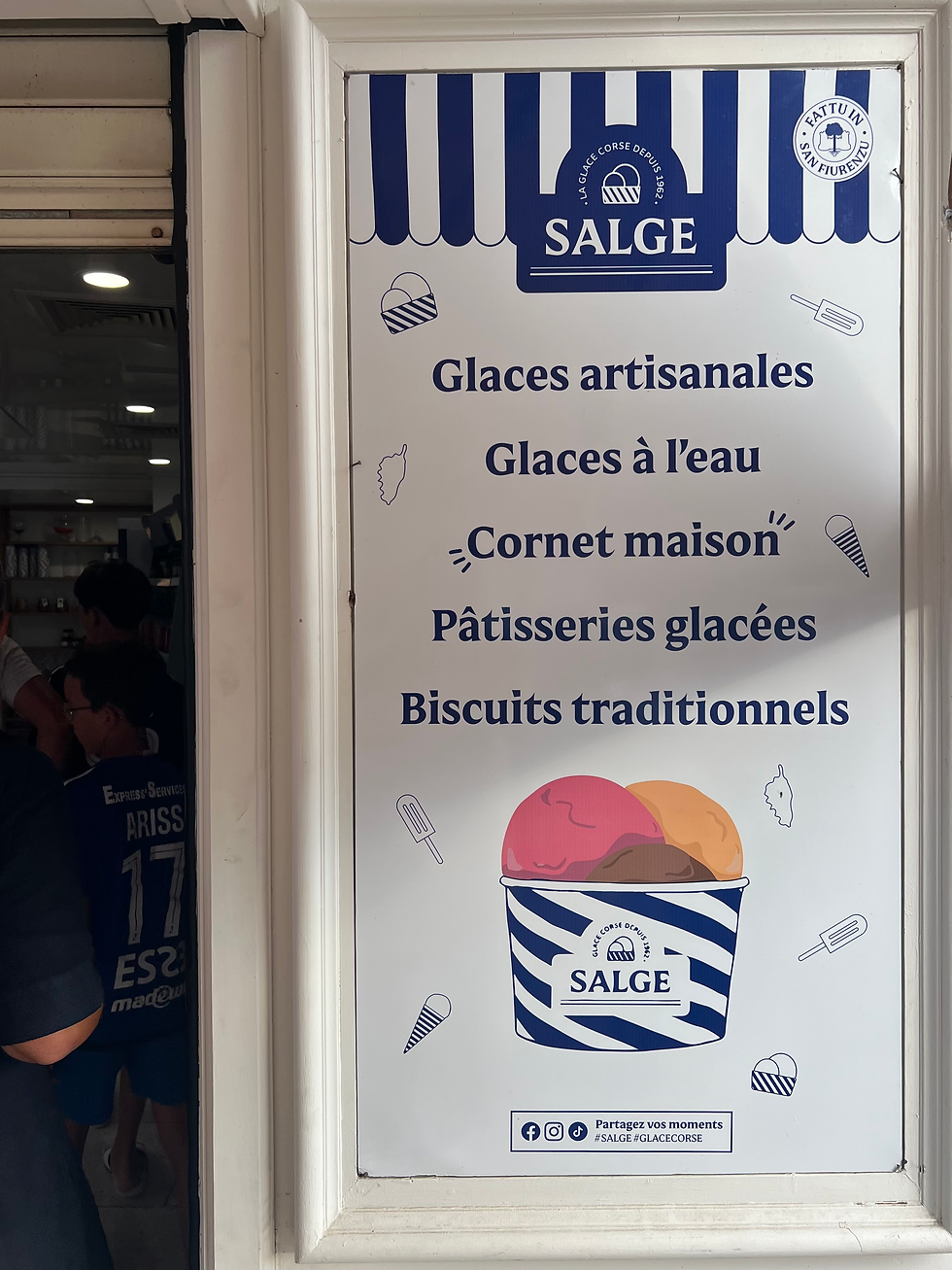 devanture et affiche devant la maison SALGE à st florent