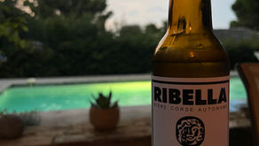 bouteille ribella au bord d'une piscine au crépuscule en corse