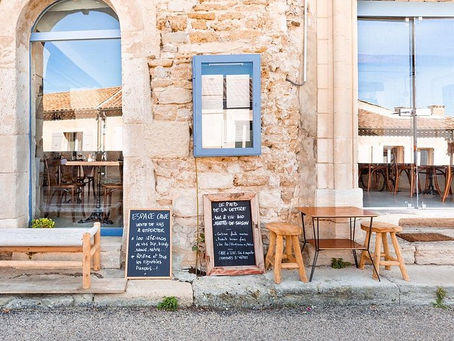 devanture du bistrot et de l'épicerie dans les rues de grignan