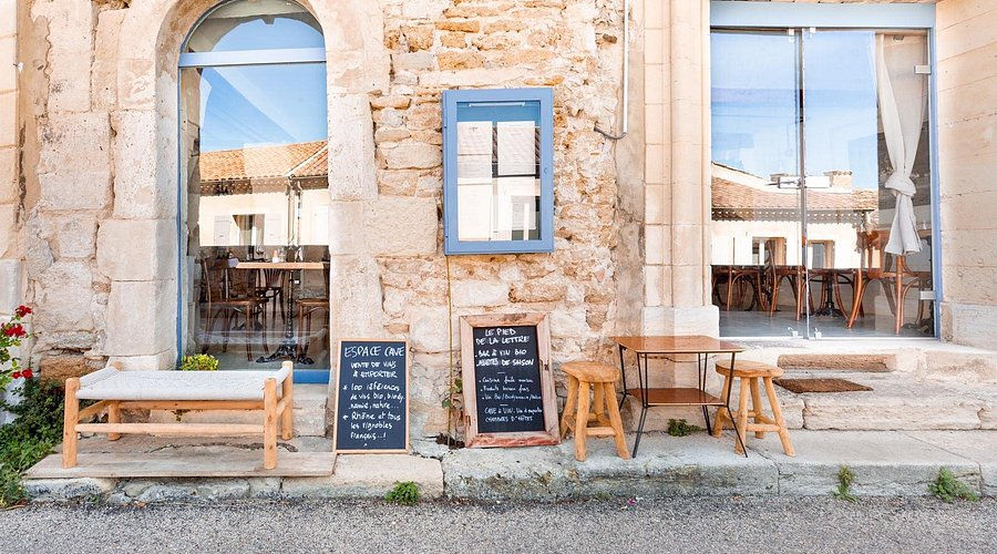 devanture du bistrot et de l'épicerie dans les rues de grignan