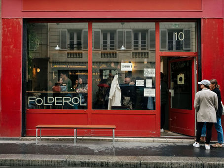 Devanture rouge et personnes attendant devant la cave à vin / glacier folderol à Paris