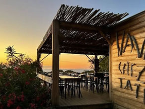 devanture du restaurant au coucher du soleil avec la terrasse en bois au 1er plan à droite