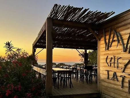 devanture du restaurant au coucher du soleil avec la terrasse en bois au 1er plan à droite