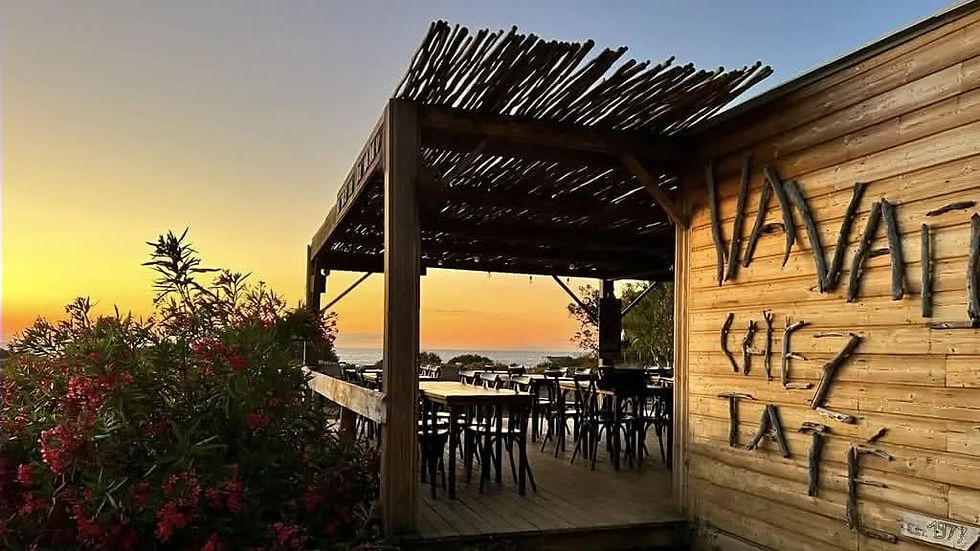 devanture du restaurant au coucher du soleil avec la terrasse en bois au 1er plan à droite