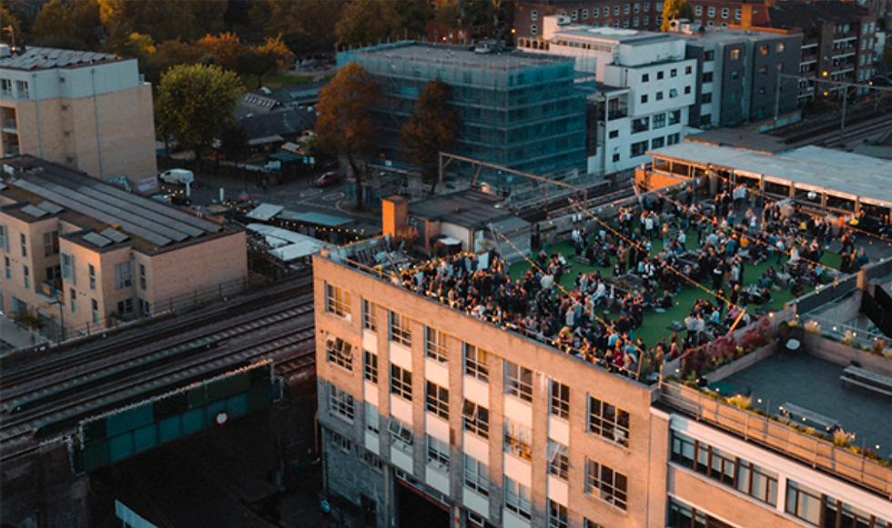 une vue en drone du rooftop netil 360 à Londres
