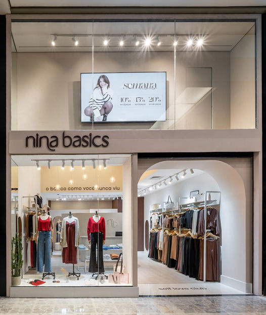 loja de roupas femininas,
arquitetura comercial,
design de interiores,
loja moderna,
shopping center,
vitrine de loja,
fachada de loja,
interiores minimalistas,
arquitetura clean,
projeto de loja,
decoração de loja,
balcão curvo,
iluminação de trilho,
iluminação pendente,
mobiliário metálico,
tons neutros,
design contemporâneo,
ambiente acolhedor,
moda feminina,
exposição de roupas,
arquitetura de interiores,
loja sofisticada,
projeto comercial,
experiência de compra,
design clean,
marcenaria sob medida,
arquitetura de loja,
identidade visual de marca,
vitrine moderna,
escritório de arquitetura, women’s clothing store, fashion boutique design, retail architecture, interior design, modern store, shopping mall, store facade, store display, minimalist interiors, clean architecture, store project, retail design, store decoration, curved counter, track lighting, pendant lighting, metal furniture, neutral tones, contemporary design, cozy atmosphere, women’s fashion, clothing display, interior architecture, elegant store, commercial project, clean design, custom millwork, retail architecture, brand identity, modern storefront, architecture studio