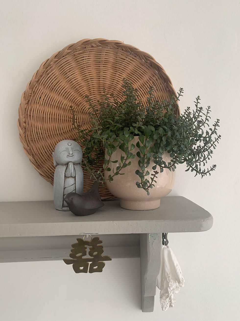 pyramide og asymmetrisk hylde