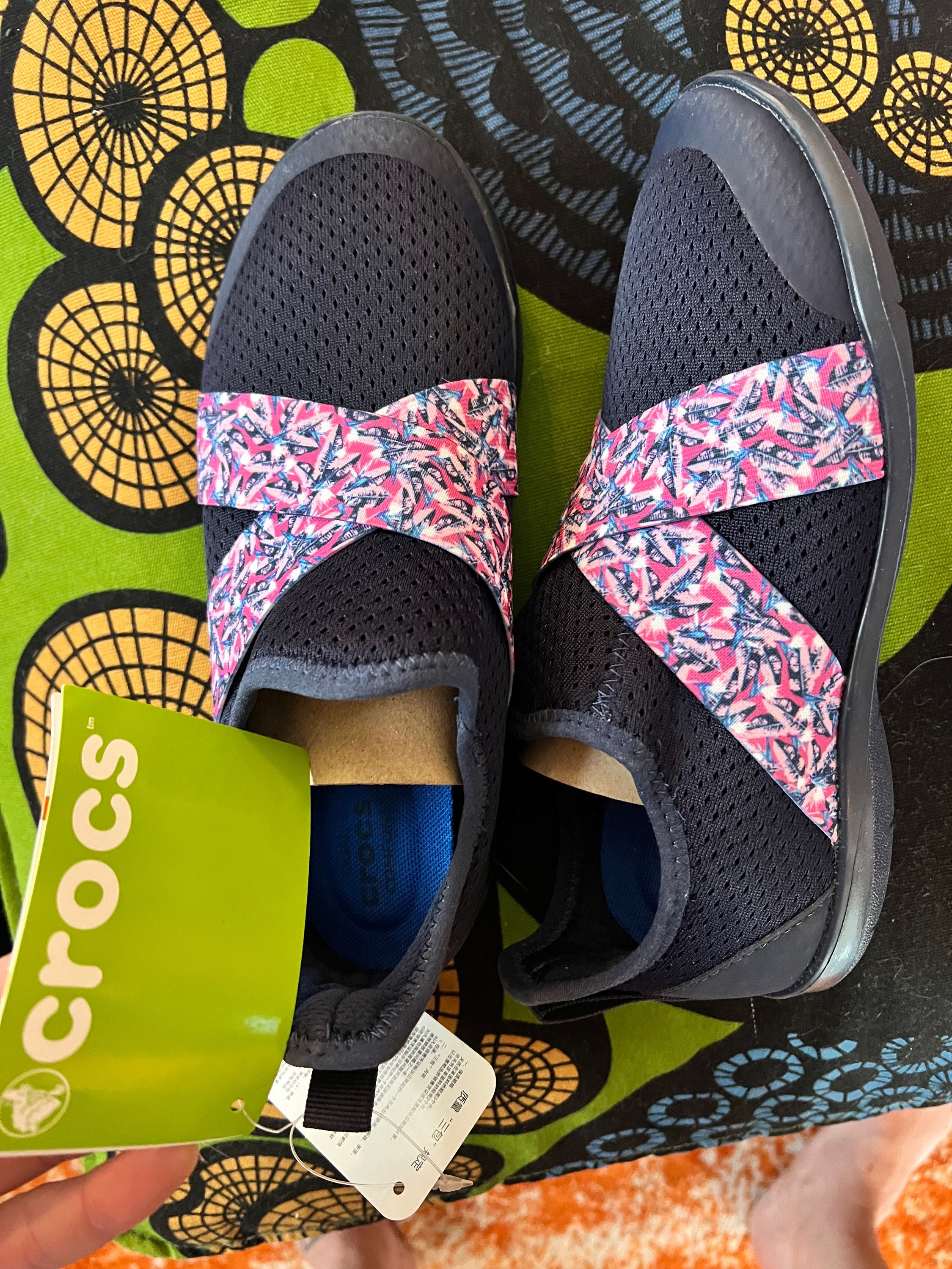 💜NWT CROCS ATHLETIC COMFORT SHOES SIZE 6 SLIP ON PINK BLUE RETAIL $59 SIZE 6