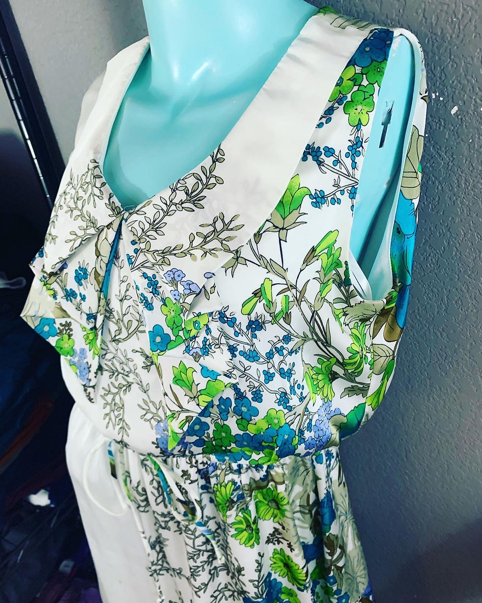 Thumbnail: NWOT Mod Cloth Kalijarti Asian Style White Floral MOD Collared Dress Size: Large