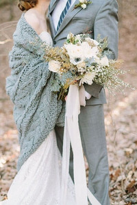 tenue mariage hiver bouquet de fleurs