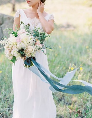 ruban bleu attaché au bouquet de la mariée