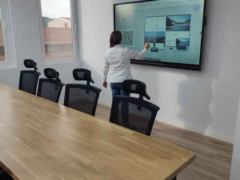 Sala de reuniones equipada en el coworking de Sant Quirze del Vallès