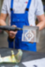 Einpressen der Muttern