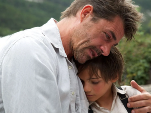 Thierry Neuvic partage pour la première fois un tendre moment avec son fils de 11 ans – né de son histoire avec Jenifer – sur les plages de Corse