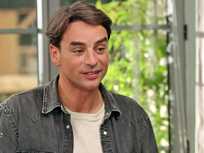 Avant France 2, Julian Bugier servait des clients… et faisait la plonge. Quel hasard a donc conduit le beau visage du 13 Heures à devenir journaliste ?