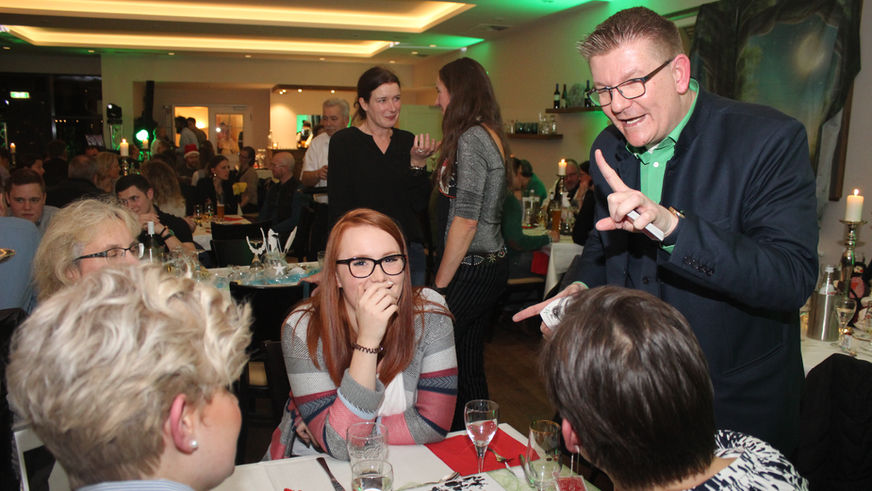 Weihnachtsfeier Entertainer am Tisch Marc Dibowski