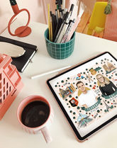 Artysta portrecista oferuje różnorodne portrety, w tym ilustrowane portrety, ilustracje portretowe oraz portrety artystyczne. Można znaleźć zarówno cyfrowe, jak i tradycyjne portrety, które są zarówno realistyczne, jak i stylizowane. Wszystkie portrety są dostępne na zamówienie, zapewniając unikalne i indywidualne ilustracje. Oprócz rysowania portretów, artysta specjalizuje się również w tworzeniu ilustrowanych mapek. Portrety te są doceniane w świecie sztuki, a ich wyraziste i kreatywne cechy czynią je niezwykłymi. Znajdują się wśród nich również portrety rodzinne oraz portrety ślubne,portrety na podziękowania dla rodziców, a także stosowane w promocji marki osobistej. Warto również zauważyć, że te artystyczne portrety są dostępne na sprzedaż, umożliwiając posiadanie wyjątkowego dzieła sztuki w swojej kolekcji.