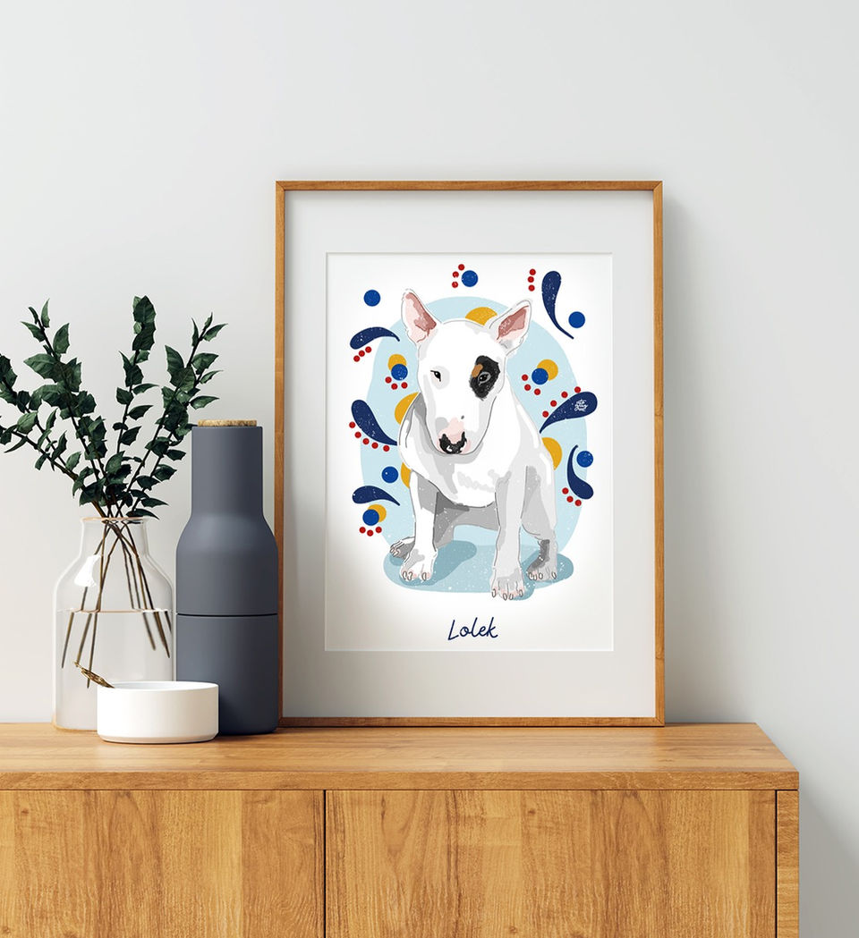 Artysta portrecista oferuje różnorodne portrety, w tym ilustrowane portrety, ilustracje portretowe oraz portrety artystyczne. Można znaleźć zarówno cyfrowe, jak i tradycyjne portrety, które są zarówno realistyczne, jak i stylizowane. Wszystkie portrety są dostępne na zamówienie, zapewniając unikalne i indywidualne ilustracje. Oprócz rysowania portretów, artysta specjalizuje się również w tworzeniu ilustrowanych mapek. Portrety te są doceniane w świecie sztuki, a ich wyraziste i kreatywne cechy czynią je niezwykłymi. Znajdują się wśród nich również portrety rodzinne oraz portrety ślubne,portrety na podziękowania dla rodziców, a także stosowane w promocji marki osobistej. Warto również zauważyć, że te artystyczne portrety są dostępne na sprzedaż, umożliwiając posiadanie wyjątkowego dzieła sztuki w swojej kolekcji.