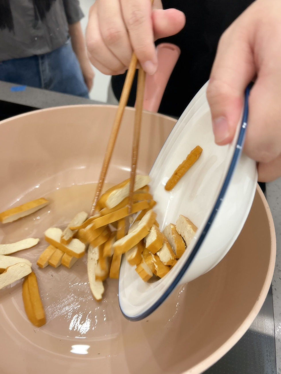 倒入豆干煸炒至金黃