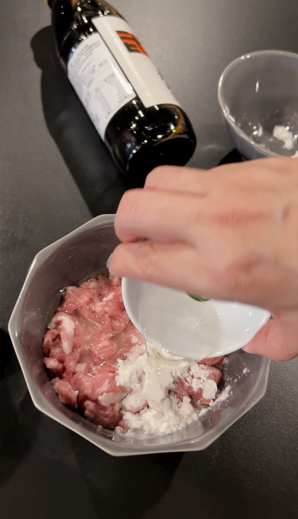 肉絲、太白粉、水