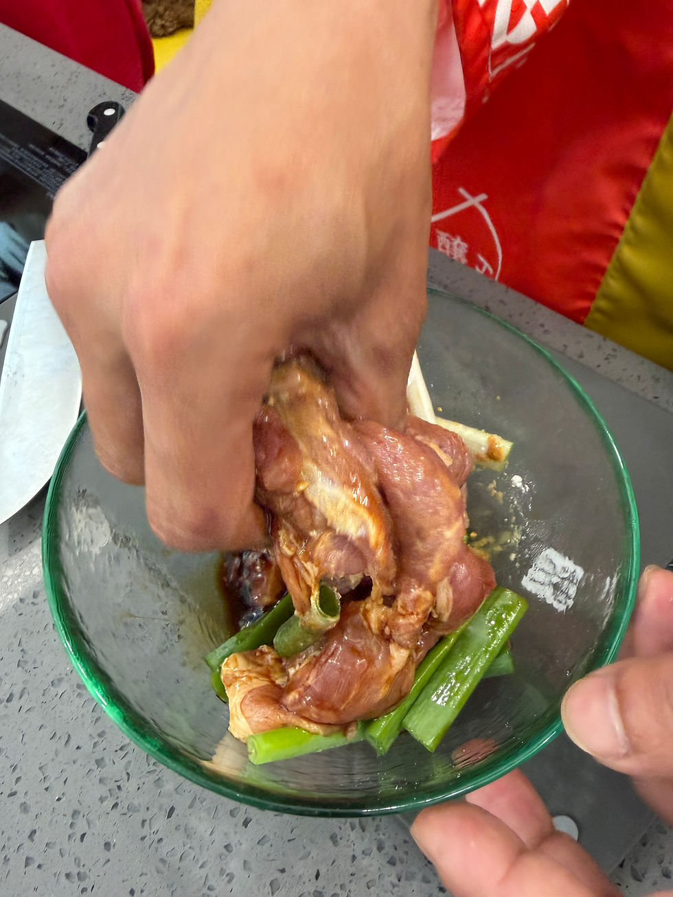 梅花肉洗淨切片,放入蔥段,武雄丸大豆醬油、葵花油、太白粉抓醃10分鐘